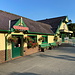 Llanberis - Am Bahnhof der Snowdon Mountain Railway gibt es selbstverständlich Buffets, Shops und dergleichen zur Versorgung der zahlreichen Touristen. Noch hält sich der Andrang in Grenzen, später am Tag sieht es allerdings ganz anders aus.