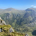 Llechog - Ausblick über das Nant Peris-Tal zu Y Garn (947 m) und Glyder Fawr (1.000 m, rechts).