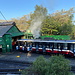 Llanberis - Blick auf das Betriebswerk der Snowdon Mountain Railway (SMR), wo gerade Loks und Wagen auf die heutigen Einsätze vorbereitet werden.