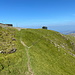 Unterwegs zum Llechog - Mittlerweile wurde der Llanberies Path verlassen. Auf schmalem Pfad geht's weiter, hier durch die grasige Flanke unterhalb der SMR-Station Clogwyn.