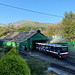Llanberis - Blick auf die Fahrzeughalle des Betriebswerkes. Hinter dem Wagen, der gerade gereinigt wird, wird offenbar eine Dampflok angeheizt.