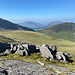 Llechog - Ausblick am Gipfel. Hinten sind die etwa südwestlich gelegenen Gipfel um den Craig Cwm Silyn (734 m) zu erahnen.