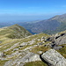Llechog - Ausblick am Gipfel. Rechts ist Dinorwic Quarry zu sehen, der ehemals zweitgrößte Schiefersteinbruch der Welt. Auch der See Llyn Peris ist ansatzweise zu erkennen.