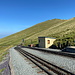 Im Abstieg zwischen Snowdon und Llanberis - An der SMR-Station Halway. Vorn ist ganz gut das Gleis der einzigen Zahnradbahn Großbritanniens zu sehen. Die Spurweite ist für GB auch eher außergewöhnlich: 800 mm.