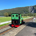 Llanberis - Lok Dolbardan beim Umsetzen. Früher lief diese im Dinorwic-Steinbruch auf einer Spurweite von 578 mm, wurde aber für den Einsatz bei der [https://de.wikipedia.org/wiki/Llanberis_Lake_Railway Llanberis Lake Railway] auf 597 mm umgespurt. Die Bahn wurde offiziell 1971 eröffnet und erst 2003 nach Llanberis verlängert. Hinten ist neben dem Vivian Quarry auch die dazugehörige "Incline" zu erahnen.