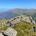 Llechog - Ausblick über den Gipfel mit Dinorwic Quarry und dem oberhalb gelegenen Elidir Fawr (924 m).