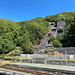 Gilfach Ddu - Blick auf eine restaurierte Incline (Schrägaufzug,Standseilbahn). Deratige Anlagen waren sehr häufig, um Höhenunterschiede in Schieferbergbaubetrieben zu überwinden. Diese gehört zum ehemaligen Steinbruch Vivian Quarry (Teil des [https://de.wikipedia.org/wiki/Dinorwic-Steinbruch Dinorwic Quarry]).