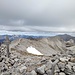 Ankunft auf der Kreuzspitze mit Rückblick auf den eben bewanderten Grat. Eine Viertelstunde Zeit bleibt mir noch für meinen gesetzten Umkehrzeitpunkt, wäre blöd diesen weiten Weg für den Hochmölbing nochmals zu gehen, also eile ich auch noch zum Hochmölbing.