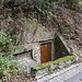 Unten dann durch Lanzenreuth, dort im Sandstein ein typisch fränkischer Felsenkeller.