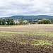 Rückblick Nordost mit dem Rücken des Rehbergs, zwischen den Bäumen fließt der Rote Main. Links hinten die Plassenburg in Kulmbach.