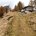 <b>La funivia, che può trasportare fino a quattro persone per corsa, rimane fuori servizio dalle 12:00 alle 14:00, motivo per il quale, già alle 13:30 gli escursionisti si avvicinano con una certa impazienza all’ingresso della stazione a monte. Occorre avere pazienza.</b>