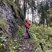 an einem noch bescheidenen Felsriff entlang ...