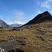Sul prato tra le due cime del Monte Scale: davanti a destra quella con la croce.