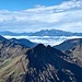 Links der Walserkamm, rechts die Furkajoch-Passstraße und hinten der Alpstein und ganz links das Glärnisch-Massiv