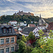 Die Nordwestnase des Rehbergs läuft ins Zentrum von Kulmbach aus, also kann ich direkt dort starten, und zwar am Schießgraben. Dort der schönste Postkartenblick auf die Stadt und ihre Plassenburg. Sie ist eine der mächtigsten Renaissance-Festungsanlagen Europas. Rechts unter ihr die Petrikirche, erbaut in der gemütlichen Breitheit der fränkischen Gotik.