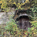 Südostwärts durch einen sehr alten Teil der Stadt, vorbei auch an diesem schönen Felsenkeller.