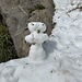 ein Schneemann/Frau (?) begrüsst uns auf dem Hüttenweg