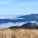 Der Nebel über dem Rheintal legt sich an die westliche Schwarzwaldflanke