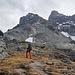 Aufstieg auf blauweiss markiertem Alpinwanderweg zum Chli Chärpf