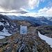 Sperrung Alpinwanderweg wegen Felssturzgefahr! Warntafel der Gemeinde Glarus Süd auf dem Gipfel des Chli Chärpfs