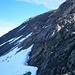 Der Weg führt kurz vor dem Gipfel durch den nordseitigen, schattigen Teil, hier der Blick zurück, etwas aufpassen ist angesagt, Schnee und Sand sind hart und rutschig