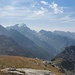 Blick vom Gipfel des Stockhorns auf den Sattel (P2530) und das Hirlihorn.