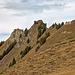 der Kammhalda-Grat mit der ersten Hütte, rechts vom Grat, dort beginnt das Graterlebnis