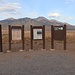 Bei diesen Infotafeln zweigt die Lake Como Road von der Strasse zu den Great Sand Dunes ab.