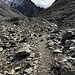 Au bord d'un reste de glacier rocheux.