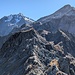 Ein Blick Richtung Süden. Beim Abstieg werde ich ich die Graterhebung (links der Bildmitte) auf der rechten Seite umgehen und nachher umrunden.