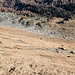 Rückblick/Tiefblick. Das Gras war natürlich braun und leicht rutschig. Nicht ganz einfach wenn die Steilheit 40° erreicht (T4).