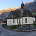 Start beim Chilchli von Tscherlach, dahinter die Churfirsten in der Morgensonne
