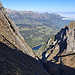 Tiefblick von der Schulter in der Sichelchamm E-Flanke durch das Scheffloch hinunter zum Voralpsee, darüber am Horizont u.a. Altmann, Fählentürm, Chreialp- und Roslenfirst, Kreuzberge, Hochhus und Hoher Kasten