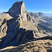 Blick vom Sichelchamm NE-Grat zurück zum Verbindungsgrat zwischen den beiden Schifflochlücken mit den beiden steilen Abstiegen vom 2. und 3. Gendarm, sowie zu Schiffberg und Gamsberg mit seiner 200m hohen brüchigen und [https://www.hikr.org/tour/post96641.html tricky]  W-Kante, rechts dahinter über Malun die Kette zum Alvier