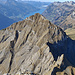 Tiefblick vom W-Gipfel zu Schiffberg, Verbindungsgrat zwischen E und W Schifflochlücke und zum auch auf dieser Seite "gesichelten" Sichelchamm mit E-Flanke und NE-Grat, dahinter nochmals das bekannte Walenseepanorama