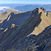 Abstieg über den einfachen ENE-Grat zum Sattel ca. 2330m, wo der Pfad nach links unten in die N-Flanke beginnt, darüber der E-Gipfel, dahinter u.a. Glanna- und Margelchopf, über dem Rheintal u.a. die Drei Schwester und die Liechtensteiner und Vorarlberger Gipfel