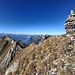 Ankunft auf dem Gipfel: nach links der sehr schön zu begehende WSW-Grat zum W-Gipfel, darunter der Walensee, darüber rechts die Churfirsten, in der Mitte u.a. die Wägitaler, und links nochmals Mürtschen und Glärnisch