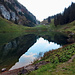 Rückblick vom Talalpsee zum Sattel wo sich der Parkplatz Talhütten befindet.