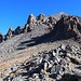 Blick vom Blue Lakes Pass auf den Beginn des Südwestgrates. Man geht links an den ersten Felszacken vorbei.