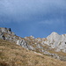 In der Bildmitte kommt man am Grat P. 2048 an - die Passage neben den Felsen hoch ist sehr steil und im Abstieg mit Vorsicht zu begehen