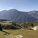 Köglalm von oben. Man muss zwischen den beiden Gebäuden ganz unten in der Bildmitte absteigen.