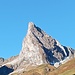 Roggspitze, deren Namen sich vom Rätoromanischen "rocca" ableitet und mit französisch "roque/roche" und englisch "rock" verwandt ist.