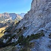 Der Bergwanderweg windet sich durch die abschüssige Flanke. 