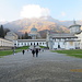 Santuario e chiesa storica a dx
