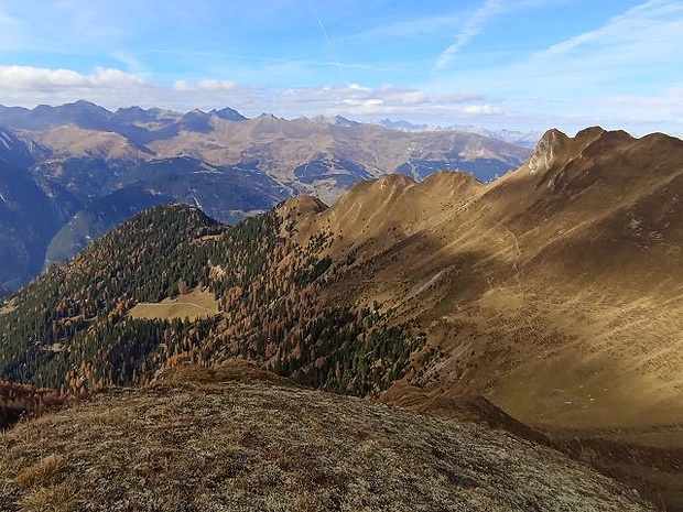 An einem traumhaften Oktobertag in schöner Berglandschaft