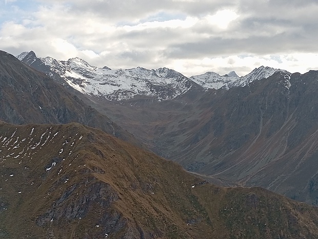 An den 3000ern liegt nordseitig Schnee (Zoomaufnahme).