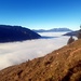 Endlich über dem Dauergrau. Der Nebel fliesst aus dem Melchtal ins Sarneraatal wie einst die Gletscher.