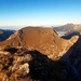 Gipfelblick zu einem der beliebtesten Wandergipfel im Melchtal: dem benachbarten und etwas tieferen Widderfeld Stock.