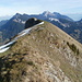 auf den Gipfel mit Sicht zum Hengst (im Hintergrund: Risetenstock, Mittaggüpfi, Widderfeld etc.)