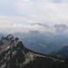 Auf dem Gipfel des Stock. Blick zu den Goggeien-Gipfeln (links unten) dem Alpstein (Säntis, Altmann, Wildhuser Schafberg, v. l.)